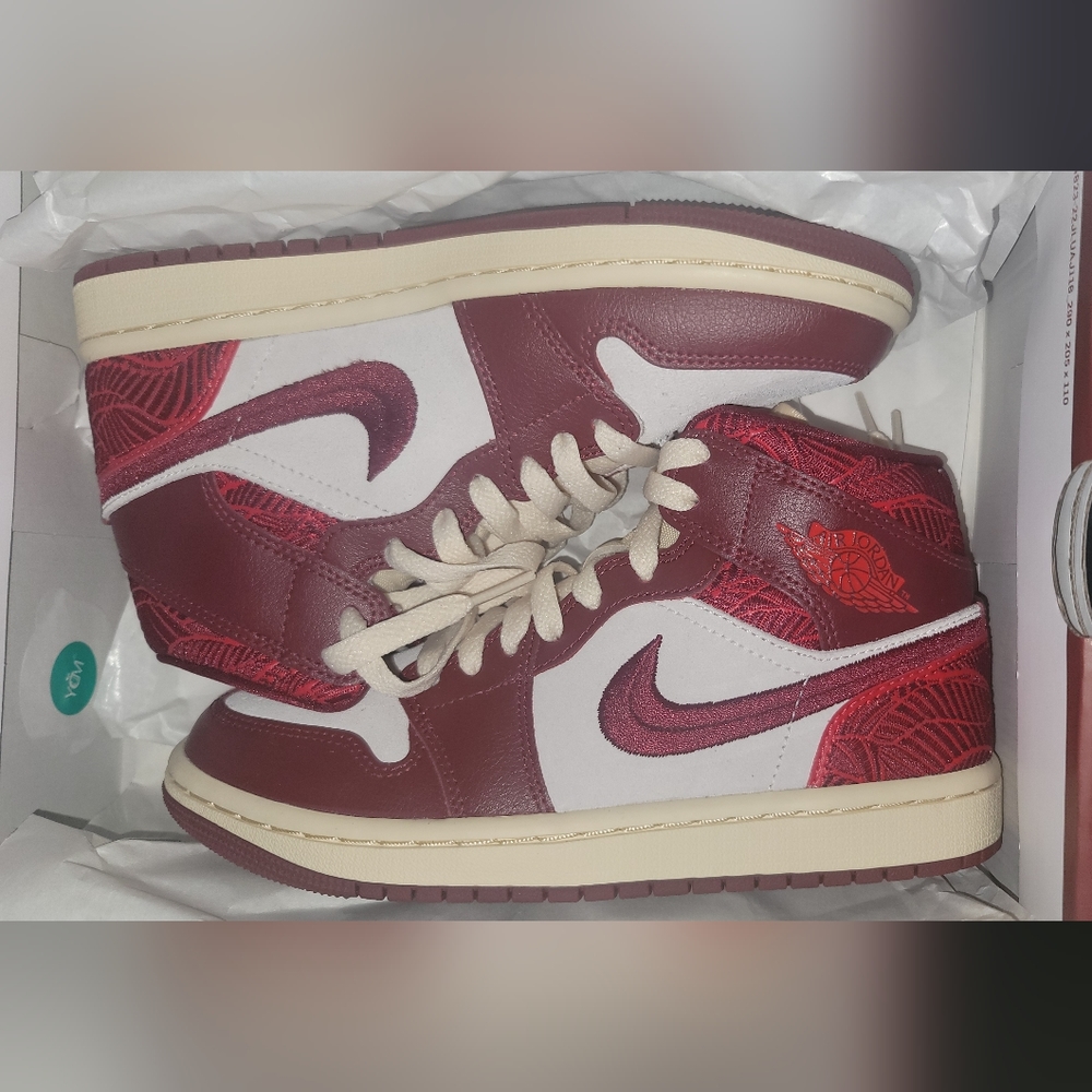 Woman's Brand Never Worn Size 5.5 Air Jordan 1 Mid SE